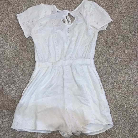 Hollister…..very cute summer White Hollister romper with keyhole front - Picture 4 of 4
